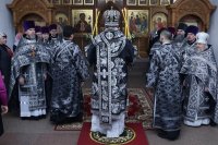 9-Епископ Амфилохий совершил вечерню в соединении с  Литургией Преждеосвященных Даров в старейшем храме Усть-Каменогорска