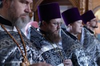 12-Епископ Амфилохий совершил вечерню в соединении с  Литургией Преждеосвященных Даров в старейшем храме Усть-Каменогорска