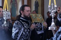 16-Епископ Амфилохий совершил вечерню в соединении с  Литургией Преждеосвященных Даров в старейшем храме Усть-Каменогорска