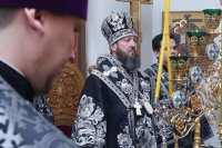 17-Епископ Амфилохий совершил вечерню в соединении с  Литургией Преждеосвященных Даров в старейшем храме Усть-Каменогорска