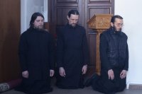 19-Епископ Амфилохий совершил вечерню в соединении с  Литургией Преждеосвященных Даров в старейшем храме Усть-Каменогорска