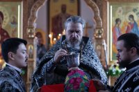 28-Епископ Амфилохий совершил вечерню в соединении с  Литургией Преждеосвященных Даров в старейшем храме Усть-Каменогорска