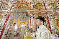 16-В Лазареву субботу епископ Амфилохий сослужил Главе Митрополичьего округа за Литургией на месте подвигов новомучениц и исповедниц Акмолинских