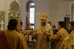 В Неделю святых отец епископ Амфилохий совершил Божественную Литургию в Андреевском кафедральном соборе