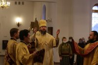 6-В Неделю святых отец епископ Амфилохий совершил Божественную Литургию в Андреевском кафедральном соборе