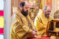 3-В неделю по Воздвижении и день памяти благоверных князей Олега Брянского и Михаила Черниговского епископ Усть-Каменогорский и Семипалатинский Амфилохий сослужил митрополиту Александру за Литургией в Вознесенском соборе Южной столицы