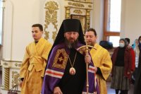 5-В воскресный день Преосвященнейший епископ Амфилохий совершил Божественную Литургию святителя Иоанна Златоуста