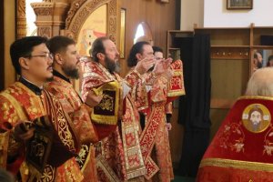 Божественная Литургия в Неделю жён-мироносиц