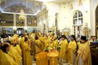 6-В праздник святителя Николая Чудотворца архипастыри Казахстанского и Среднеазиатского Митрополичьих округов совершили Литургию в кафедральном соборе Ташкента
