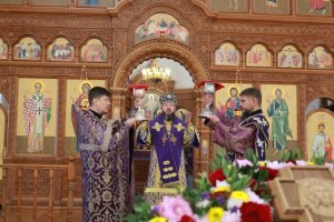 Праздник Всемирного Воздвижения Честнаго и Животворящего Креста Господня. Божественная Литургия в Андреевском кафедральном соборе.