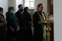 1-Епископ Амфилохий совершил Литургию Преждеосвященных Даров в Троицком  храме Усть-Каменогорска 