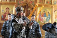 14-Епископ Амфилохий совершил Литургию Преждеосвященных Даров в Троицком  храме Усть-Каменогорска 