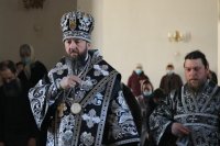 20-Епископ Амфилохий совершил Литургию Преждеосвященных Даров в Троицком  храме Усть-Каменогорска 