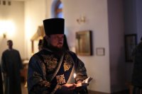 12-Накануне праздника Введения во храм Пресвятой Богородицы Управляющий Усть-Каменогорской и Семипалатинской епархией совершил всенощное бдение в Андреевском кафедральном соборе