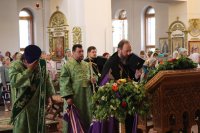 2-«Приидите, людие, Триипостасному Божеству поклонимся!» Празднование Святой Пятидесятницы в главном храме Восточного Казахстана
