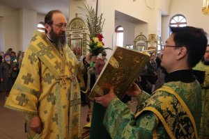 Вечернее богослужение в кафедральном соборе в канун праздника Входа Господня в Иерусалим