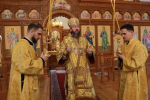 В день памяти святых Царственных мучеников архиепископ Амфилохий совершил Божественную Литургию в Андреевском кафедральном соборе