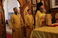 5-В день памяти святых Царственных мучеников архиепископ Амфилохий совершил Божественную Литургию в Андреевском кафедральном соборе