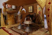 42-В день памяти святых Царственных мучеников архиепископ Амфилохий совершил Божественную Литургию в Андреевском кафедральном соборе