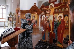 Утреня Страстных Евангелий в Андреевском кафедральном соборе