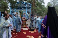 5-В десятую годовщину возобновления паломничества архиепископ Амфилохий возглавил служение Божественной Литургии на Святом ключе близ Семипалатинска