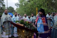 6-В десятую годовщину возобновления паломничества архиепископ Амфилохий возглавил служение Божественной Литургии на Святом ключе близ Семипалатинска