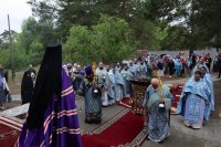9-В десятую годовщину возобновления паломничества архиепископ Амфилохий возглавил служение Божественной Литургии на Святом ключе близ Семипалатинска