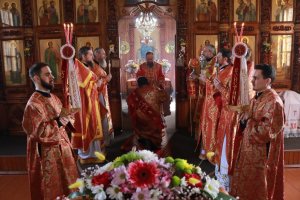 Божественная Литургия в Покровском храме Усть-Каменогорска в Светлый Понедельник