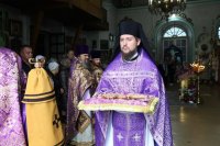 1-В день Воздвижения Креста Господня архиепископ Амфилохий совершил Божественную Литургию в соборе в честь Воскресения Христова