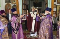 11-В день Воздвижения Креста Господня архиепископ Амфилохий совершил Божественную Литургию в соборе в честь Воскресения Христова