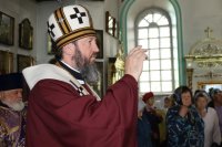 12-В день Воздвижения Креста Господня архиепископ Амфилохий совершил Божественную Литургию в соборе в честь Воскресения Христова