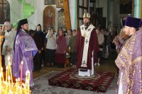 13-В день Воздвижения Креста Господня архиепископ Амфилохий совершил Божественную Литургию в соборе в честь Воскресения Христова