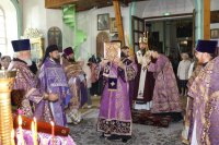 15-В день Воздвижения Креста Господня архиепископ Амфилохий совершил Божественную Литургию в соборе в честь Воскресения Христова
