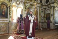 18-В день Воздвижения Креста Господня архиепископ Амфилохий совершил Божественную Литургию в соборе в честь Воскресения Христова