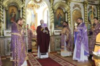 31-В день Воздвижения Креста Господня архиепископ Амфилохий совершил Божественную Литургию в соборе в честь Воскресения Христова