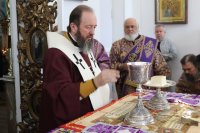 38-В день Воздвижения Креста Господня архиепископ Амфилохий совершил Божественную Литургию в соборе в честь Воскресения Христова