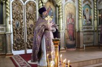42-В день Воздвижения Креста Господня архиепископ Амфилохий совершил Божественную Литургию в соборе в честь Воскресения Христова