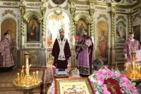 43-В день Воздвижения Креста Господня архиепископ Амфилохий совершил Божественную Литургию в соборе в честь Воскресения Христова