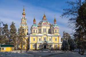 В день памяти апостола Филиппа архиепископ Усть-Каменогорский и Семипалатинский Амфилохий сослужил  митрополиту  Александру за Литургией в Вознесенском соборе Алматы