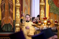 6-В день памяти апостола Филиппа архиепископ Усть-Каменогорский и Семипалатинский Амфилохий сослужил  митрополиту  Александру за Литургией в Вознесенском соборе Алматы
