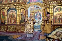 8-В день памяти апостола Филиппа архиепископ Усть-Каменогорский и Семипалатинский Амфилохий сослужил  митрополиту  Александру за Литургией в Вознесенском соборе Алматы