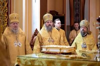 10-В день памяти апостола Филиппа архиепископ Усть-Каменогорский и Семипалатинский Амфилохий сослужил  митрополиту  Александру за Литургией в Вознесенском соборе Алматы