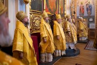 16-В день памяти апостола Филиппа архиепископ Усть-Каменогорский и Семипалатинский Амфилохий сослужил  митрополиту  Александру за Литургией в Вознесенском соборе Алматы