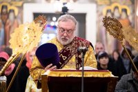 19-В день памяти апостола Филиппа архиепископ Усть-Каменогорский и Семипалатинский Амфилохий сослужил  митрополиту  Александру за Литургией в Вознесенском соборе Алматы