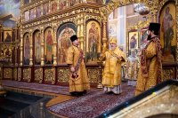 20-В день памяти апостола Филиппа архиепископ Усть-Каменогорский и Семипалатинский Амфилохий сослужил  митрополиту  Александру за Литургией в Вознесенском соборе Алматы