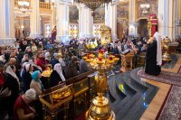 24-В день памяти апостола Филиппа архиепископ Усть-Каменогорский и Семипалатинский Амфилохий сослужил  митрополиту  Александру за Литургией в Вознесенском соборе Алматы