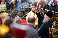 25-В день памяти апостола Филиппа архиепископ Усть-Каменогорский и Семипалатинский Амфилохий сослужил  митрополиту  Александру за Литургией в Вознесенском соборе Алматы