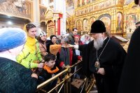 27-В день памяти апостола Филиппа архиепископ Усть-Каменогорский и Семипалатинский Амфилохий сослужил  митрополиту  Александру за Литургией в Вознесенском соборе Алматы