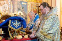 2-В праздник чудотворной Феодоровской иконы Божией Матери архиепископ Усть-Каменогорский и Семипалатинский Амфилохий сослужил митрополиту Александру за Литургией в Вознесенском соборе Алма-Аты