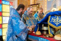 3-В праздник чудотворной Феодоровской иконы Божией Матери архиепископ Усть-Каменогорский и Семипалатинский Амфилохий сослужил митрополиту Александру за Литургией в Вознесенском соборе Алма-Аты